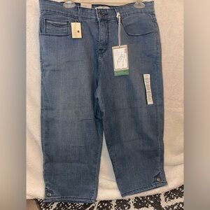 New with tag womens size 16 Levi’s perfectly shaping Capri.